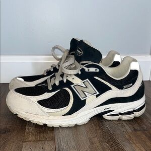 NEW BALANCE - Men’s 2002r Classics - Black and Cream - Size 9